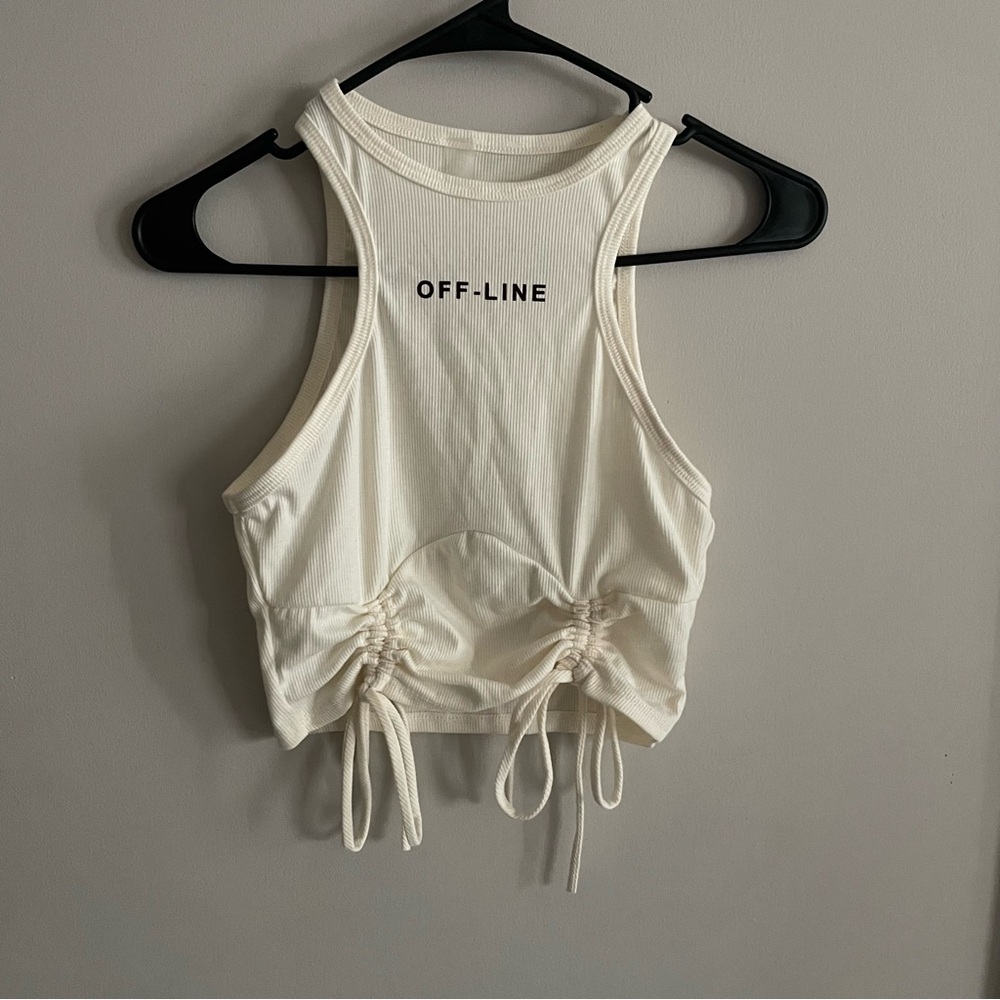 Ribbed “off-line” crop top